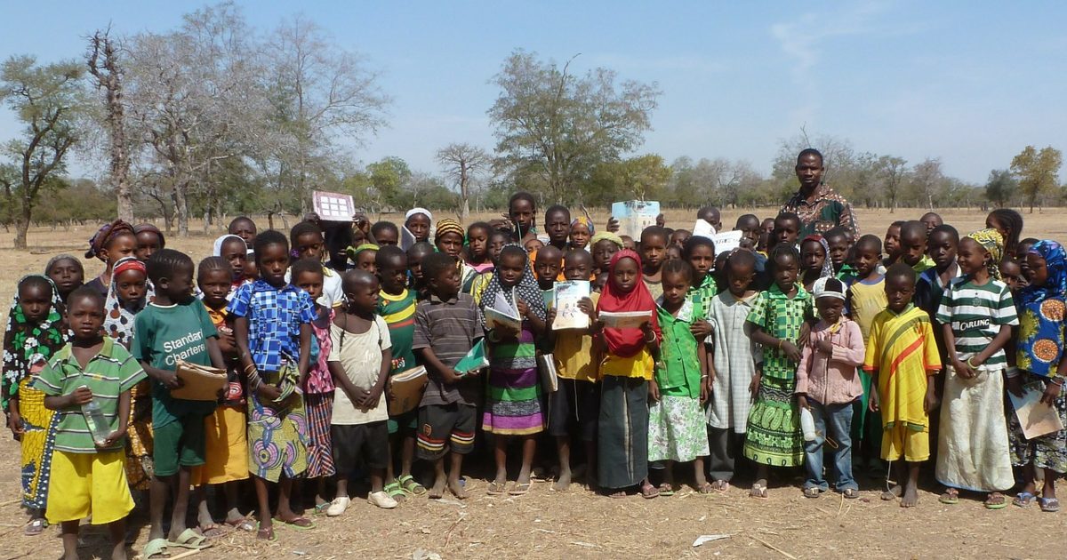 آج کے جدید دور میں بھی لاکھوں بچے بنیادی تعلیم سے محروم