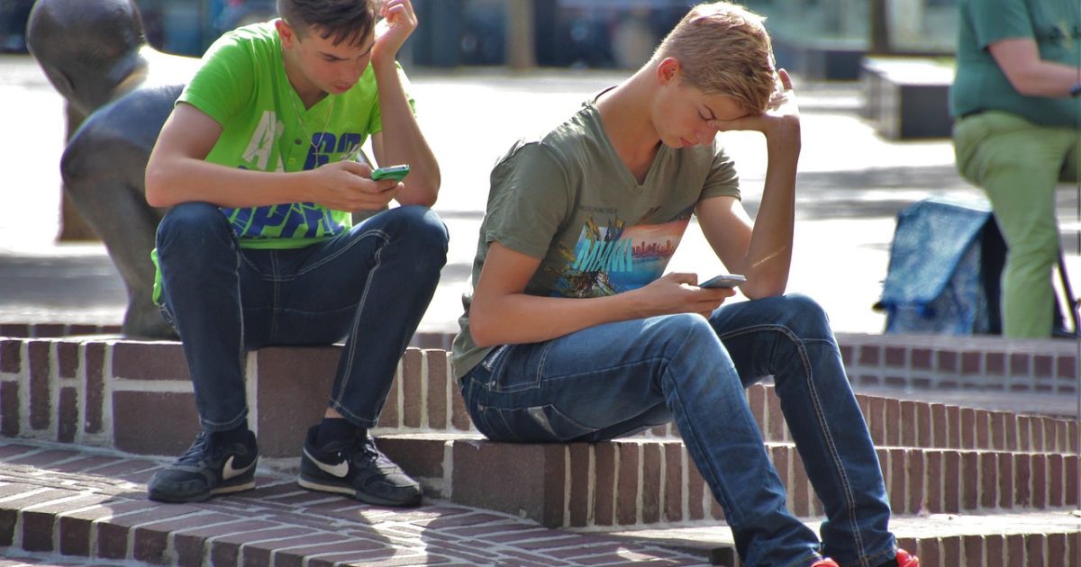 سمارٹ فونز کا استعمال بچوں کی تعلیمی سر گرمیوں میں بڑی رکاوٹ